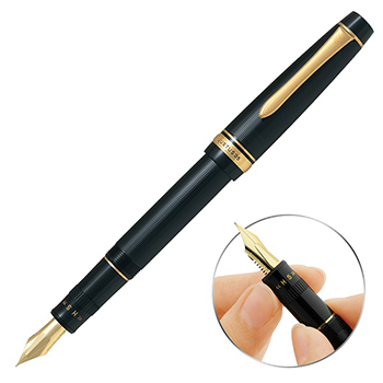 Pluma fuente Justus 95, tinta líquida color azul, punto fino, estuche con 1 pluma, convertidor y cartucho; Equipada con una plumilla de oro de 14 kilates que puede ser ajustada para una experiencia de escritura suave, rígida e intermedia